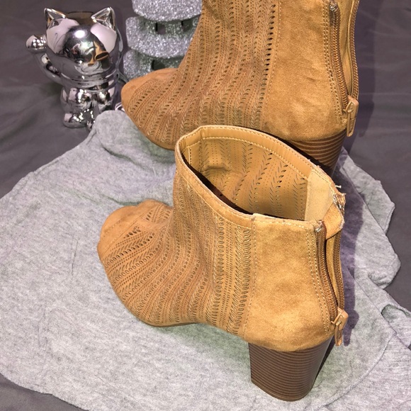 Beige open toe heeled boots - Picture 3 of 4